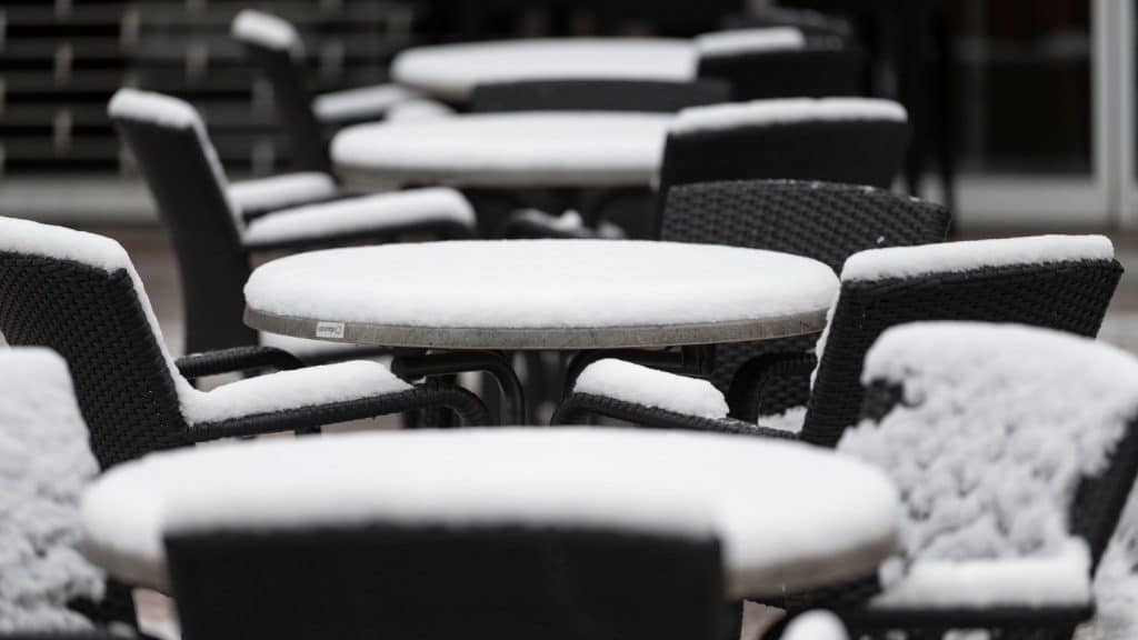 Еда под снегом: откроют ли рестораны в Петербурге зимние террасы