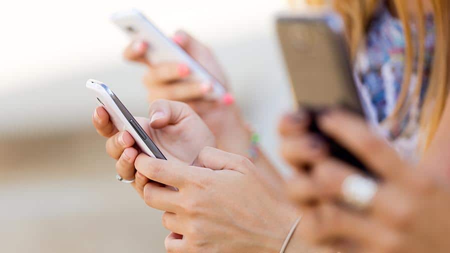 Психолог перечислил признаки болезненной зависимости от смартфона