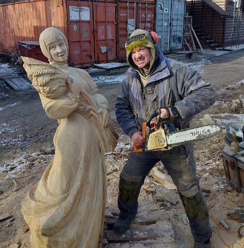 У памятника Аленке в Воронежской области появился деревянный аналог