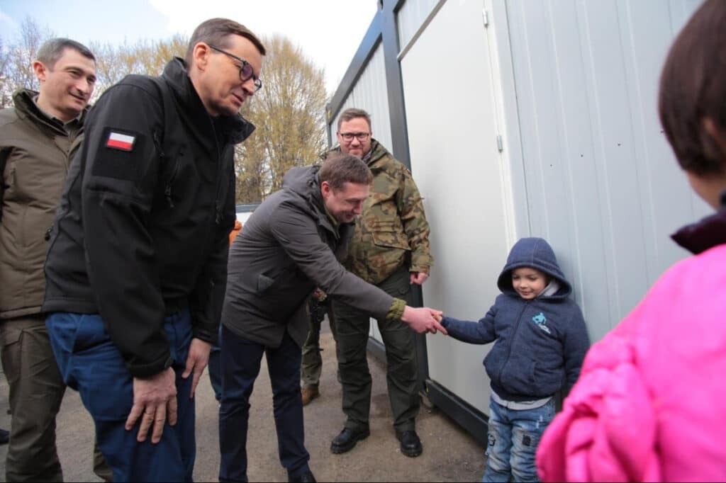 Во Львовской области в модульный городок разместили первых вынужденных переселенцев – на открытие прибыл премьер Польши
