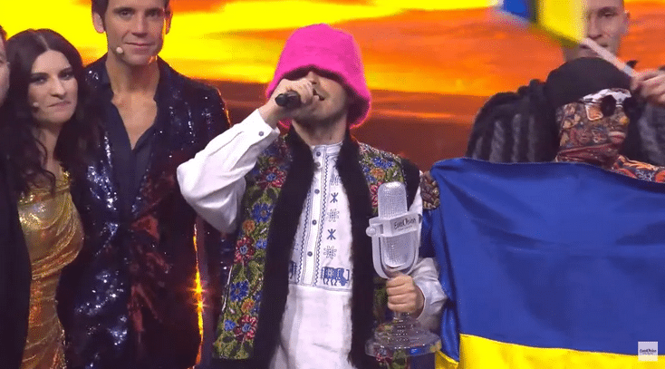Kalush Orchestra продадут хрустальный микрофон Евровидения-2022 и переведут средства ВСУ - видео