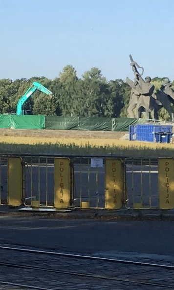 В Риге начали демонтаж советского памятника: россияне пытались помешать его сносу, есть задержанные - фото и видео