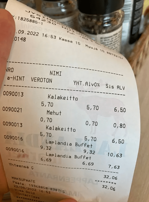 Обед на двоих обошелся в 32 €. Уха с лососем и два куска хлеба стоят 6,5 € за порцию, а второе зависит от веса. Стакан морса — 0,8 €