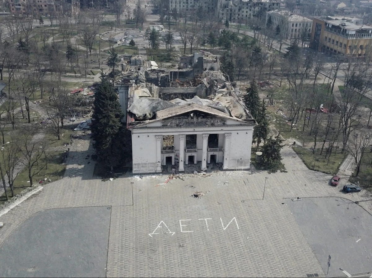 Россияне заливают бетоном тела погибших в Мариупольском драмтеатре