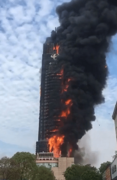 В Китае за 20 мин сгорел 200-метровый небоскрёб