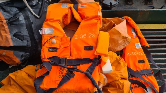 В море нашли дырявый плот с вещами моряков из затонувшего крейсера "Москва"