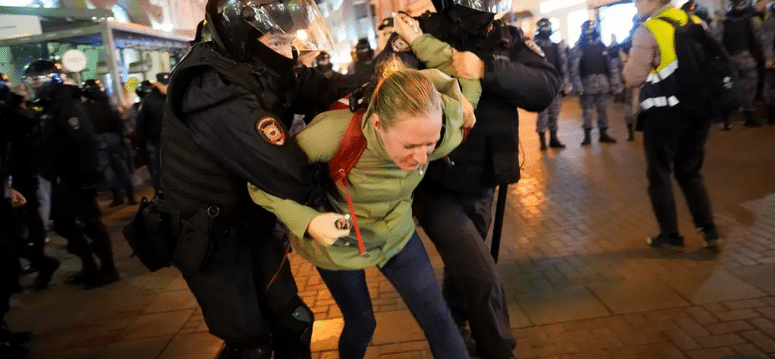 В российских городах задержаны сотни участников акций протеста против мобилизации