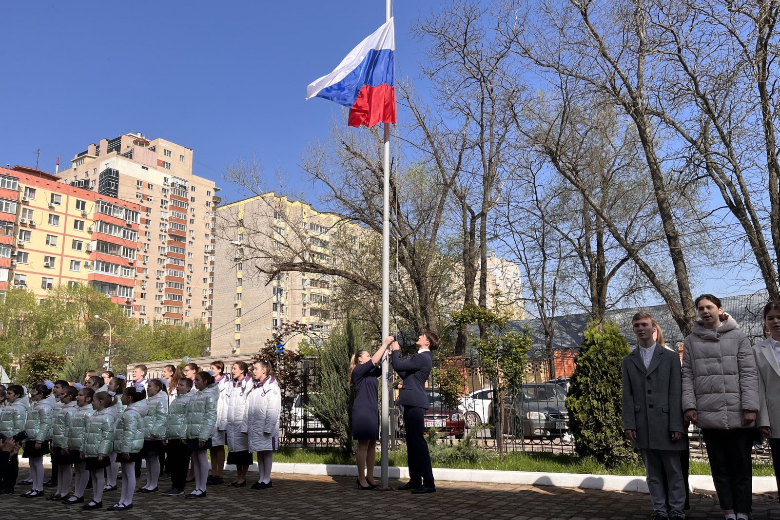 В российских школах будут еженедельно поднимать флаг