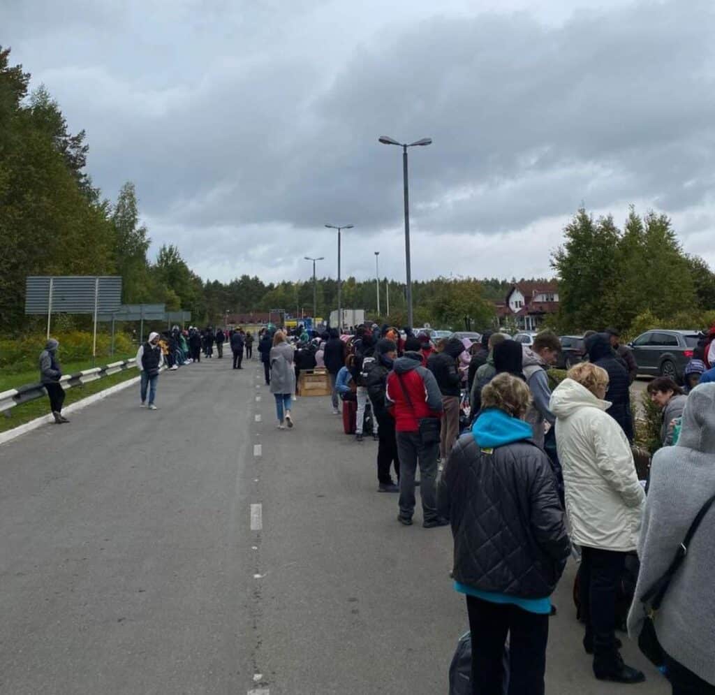 На границе России с Эстонией образовалась длинная очередь