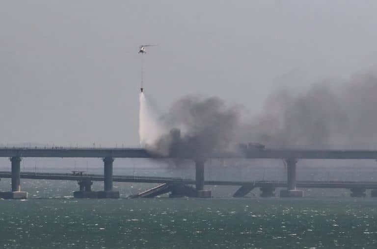 В субботу утром, 8 октября, произошел взрыв, обрушилась часть автомобильного моста