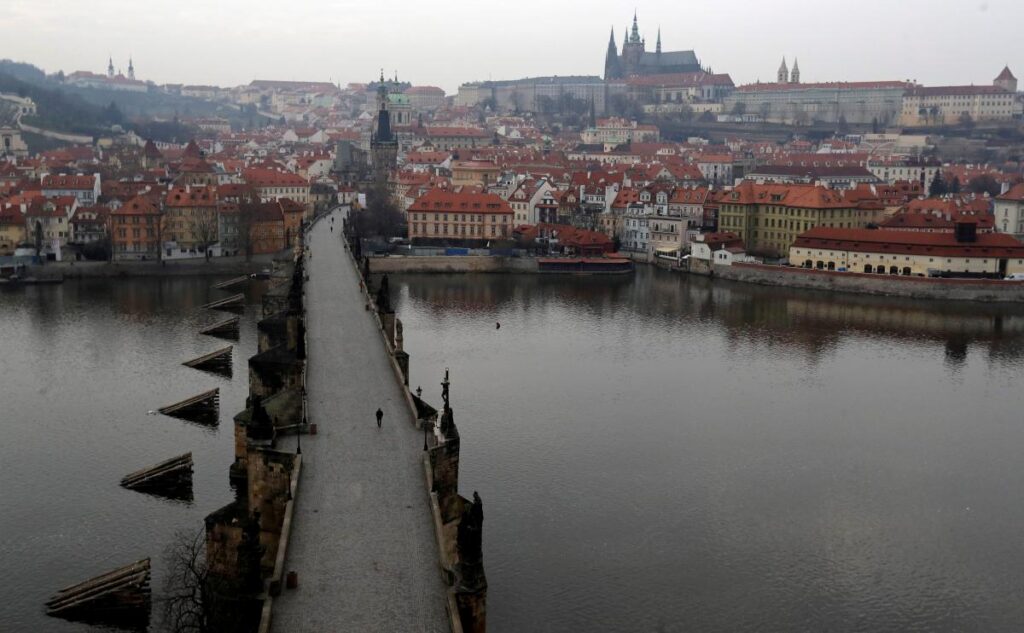 Чехия с 25 октября закроет въезд россиянам по туристическим и студенческим визам