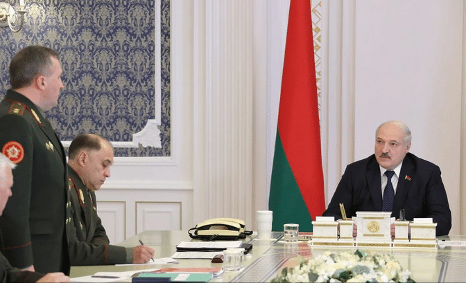 Лукашенко заявил о намерении создать общую военную базу с Россией на совещении по вопросам безопасности 10 октября.