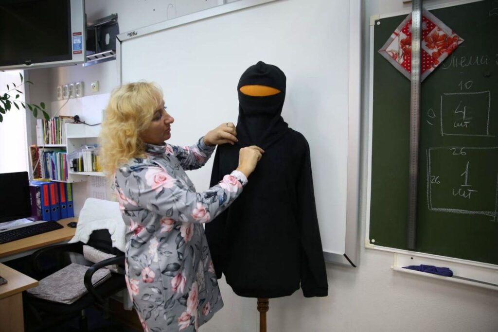 Российские школьники шьют форму для армии после укроков
