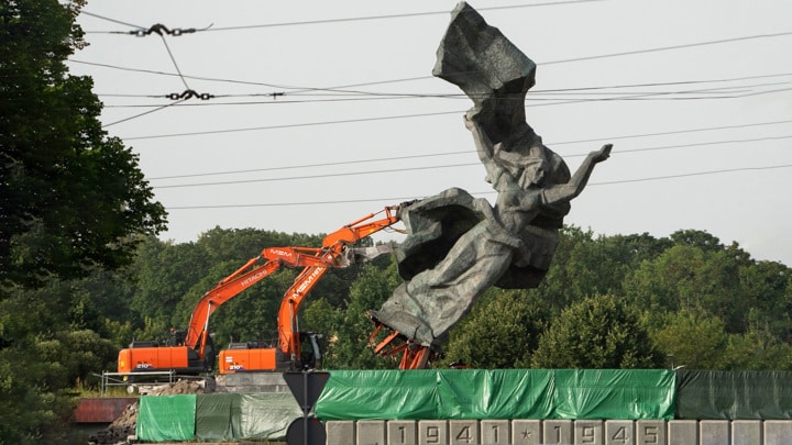 Латвия сносит советские памятники, русскоязычная община против