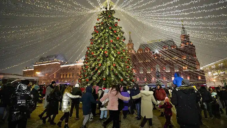 Собянин спросил у москвичей, стоит ли отменять новогодние мероприятия