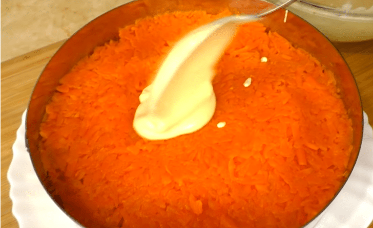 Натертую морковь нужно аккуратно смазать соусом