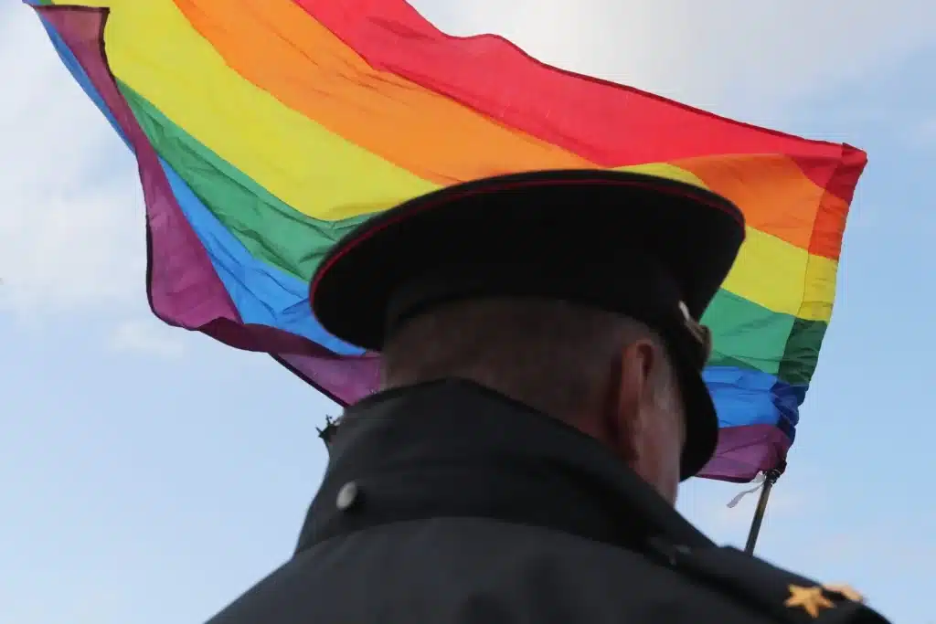 Сотрудник полиции во время митинга ЛГБТ-сообщества в центре Санкт-Петербурга, Россия 3 августа 2019 года