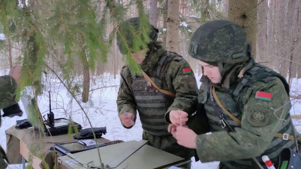 Беларусь заявила, что отводит войска от границы с Украиной. В Киеве говорят об 