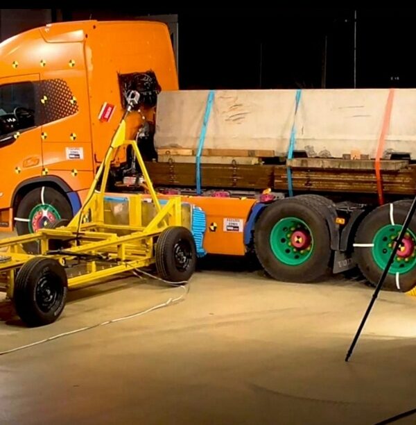 Электрические грузовики Volvo Trucks подвергли серии краш-тестов