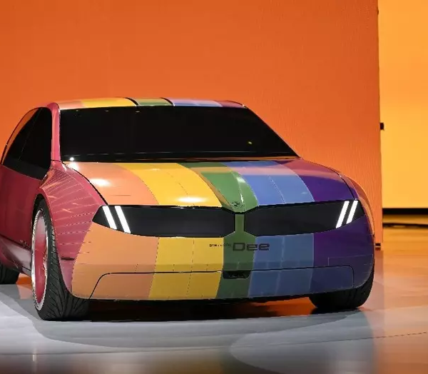 BMW представила способный менять цвет автомобиль