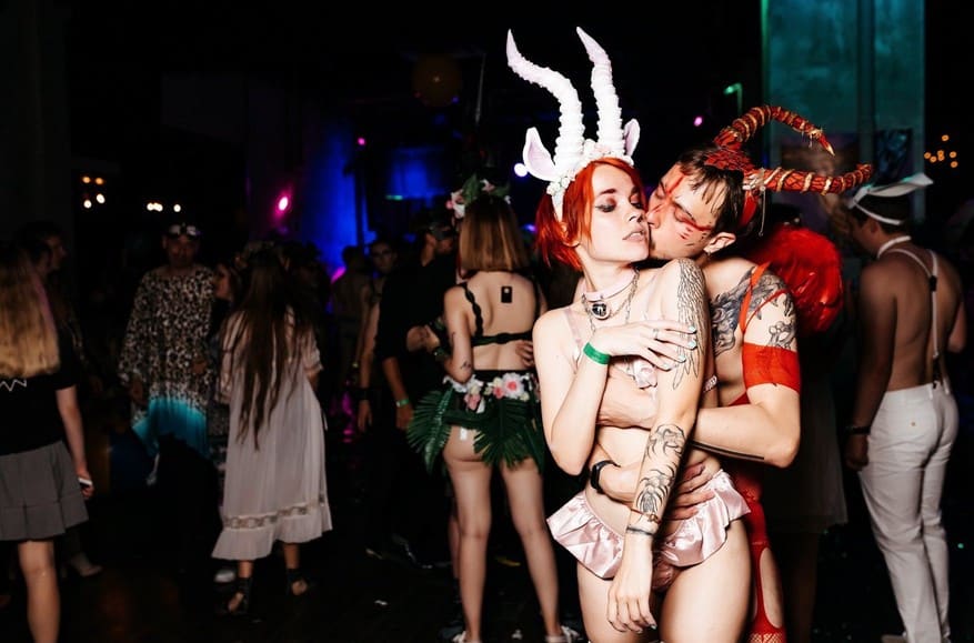 Секс во время чумы. На фоне вторжения в Украину в России происходит бум секс-вечеринок