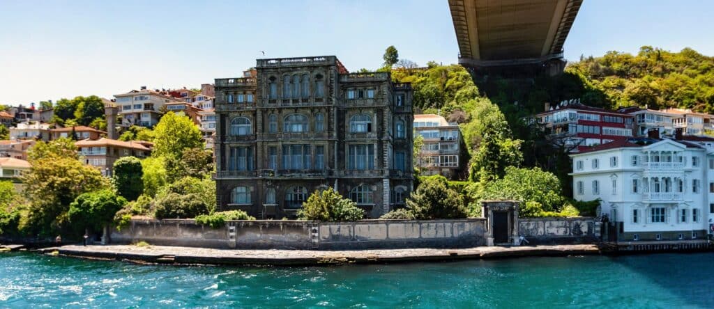Сейчас большие судна с опасными грузами проходят в непосредственной близости к жилым домам и центру Стамбула