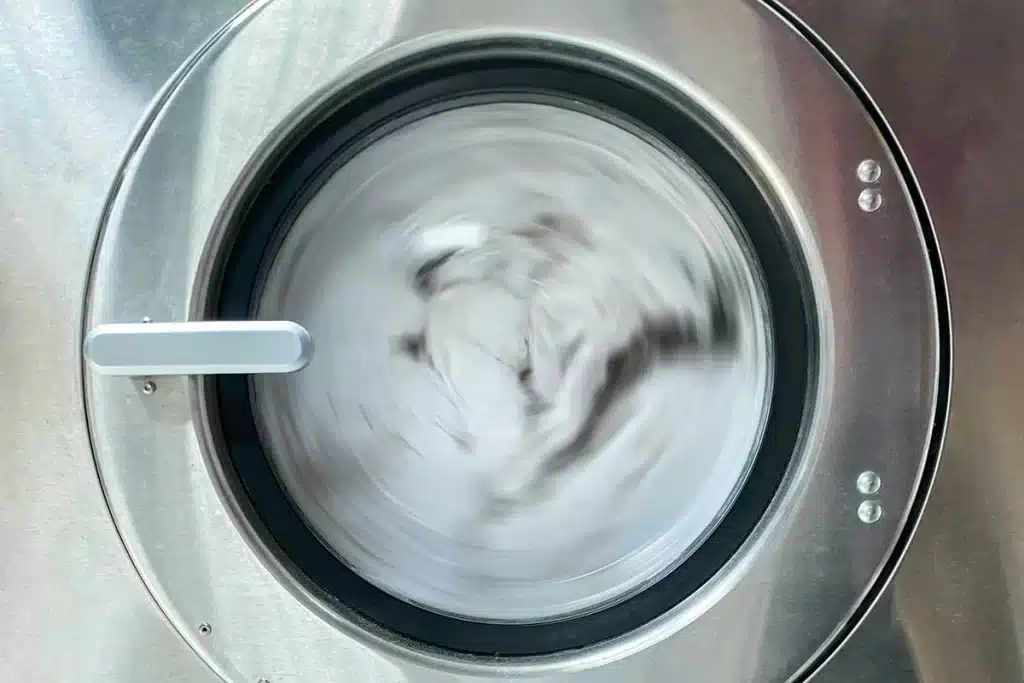 Чтобы стиральная машина не превратилась в опасную грелку для микробов, важно их тщательно сортировать и выбирать правильную температуру стирки