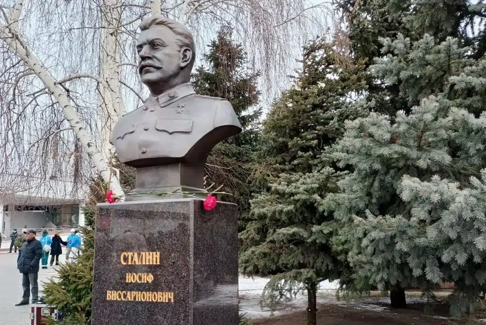 В Волгограде к юбилею победы в Сталинградской битве открыли бюст Сталина